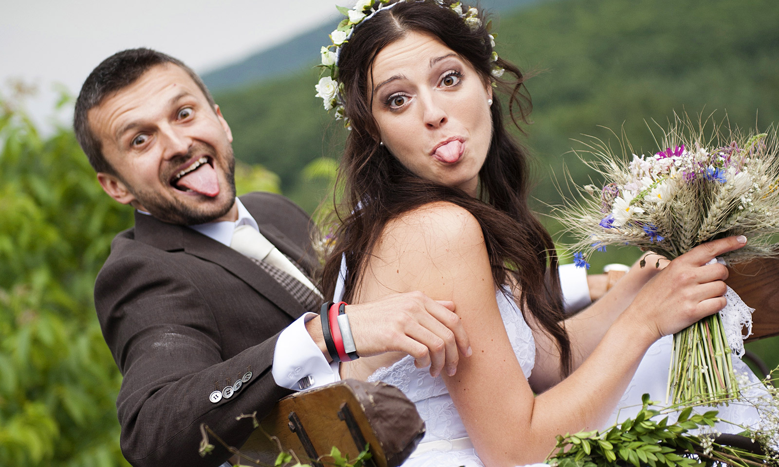 Freches Hochzeitspaar beim Fotografieren